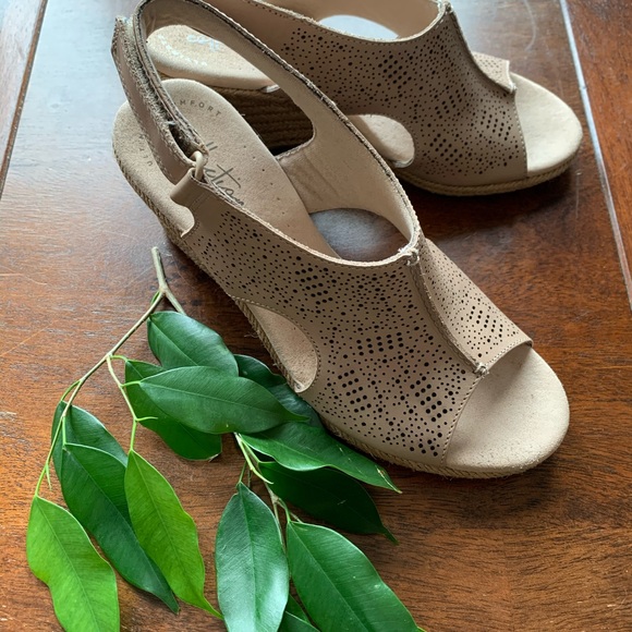 Clarks Nude Wedge Sandals - Picture 2 of 7